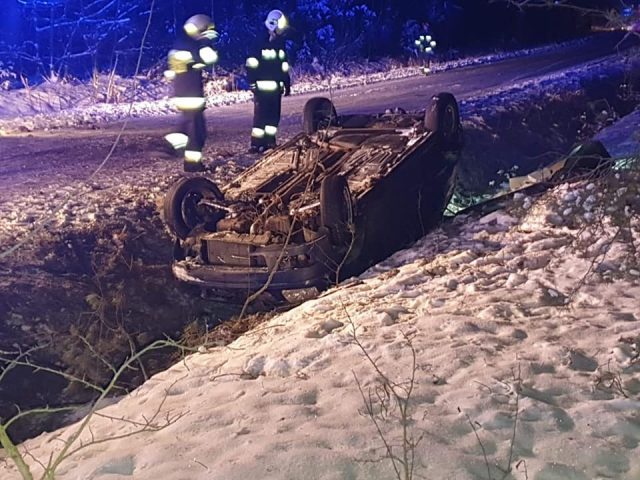 Dachowanie pod Kucborkiem, VW Polo wylądowało w rowie