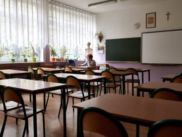 MEiN: zarejestrowano dotąd 265 tys. nauczycieli na szczepienia przeciw COVID-19