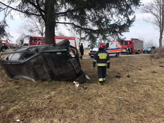 Pijany kierowca staranował przyczepkę, potem jego auto „koziołkowało” (zdjęcia)