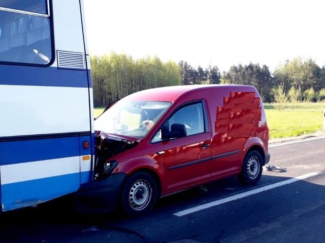 Volkswagen wjechał w autobus, za nami drugi majowy weekend