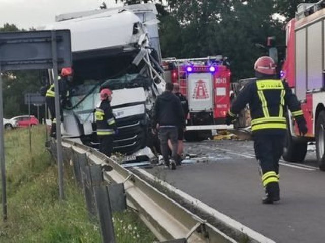 Czołowe zderzenie ciężarówki i auta dostawczego, droga Szczytno – Olsztyn zablokowana (zdjęcia)