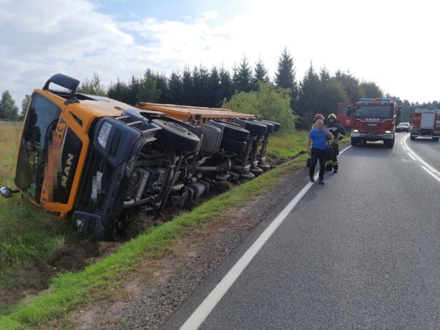 Ciężarówka w rowie, utrudniony ruch na drodze Szczytno - Olsztyn