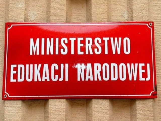 MEiN: stacjonarnie pracuje 99,8 proc. przedszkoli, 98,3 proc. szkół podstawowych i 98,1 proc. szkół średnich