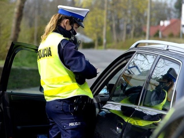 Kierowca VW po spożyciu, a Renault na sądowym zakazie