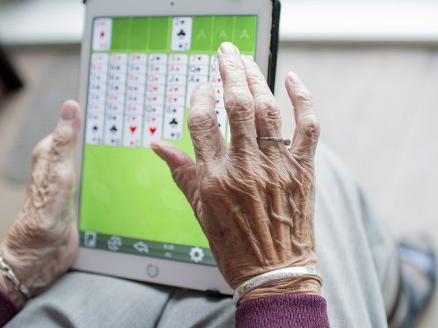 500 tabletów dla seniorów od Fundacji Biedronki – startuje nabór