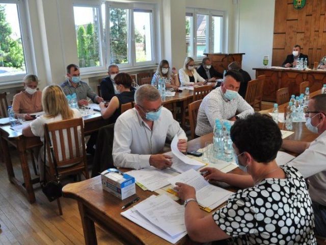 Wójt bez „korony”, gmina w „ogonie” szczepień