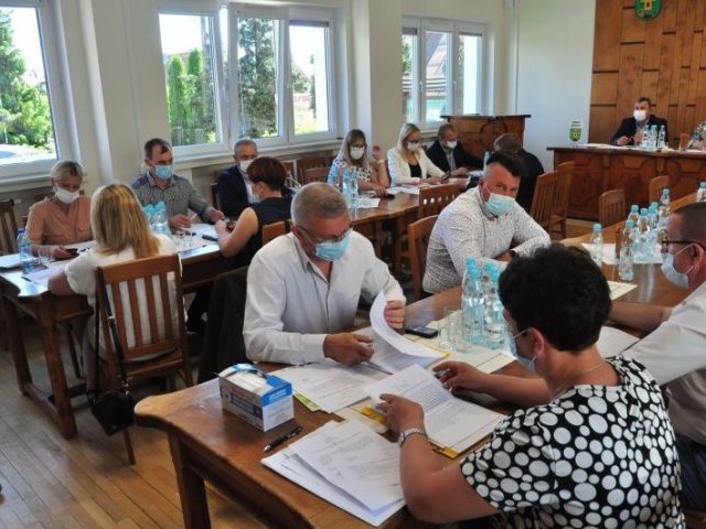 Wójt bez „korony”, gmina w „ogonie” szczepień
