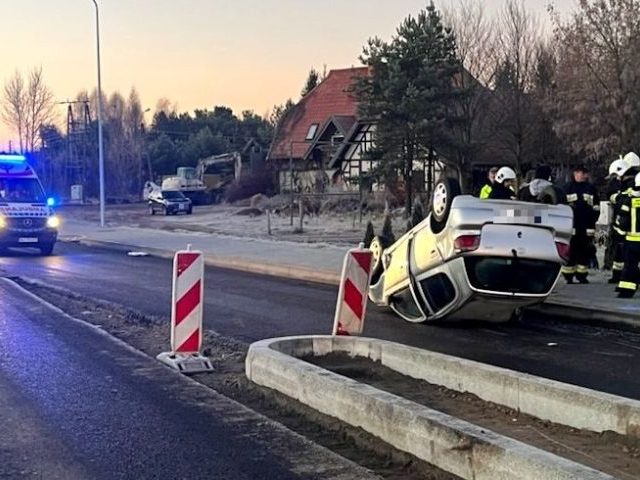 Dachowanie toyoty na trasie Rozogi – Dąbrowy