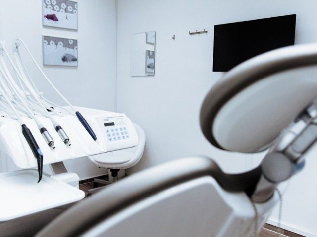 Leczenie zębów tylko z prywatnych kieszeni, brakuje „stomatologów na NFZ”