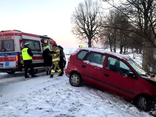 Uwaga ślisko na drogach! Mitsubishi zatrzymało się na drzewie (zdjęcia)