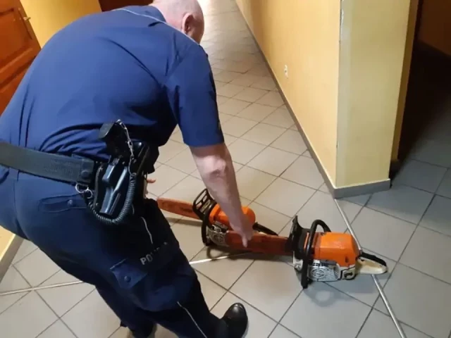 Wtargnęli do domu 23-latka. Pobili go i ukradli... piłę spalinową