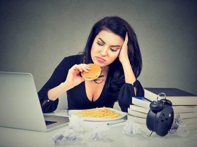 Przejście na dietę, a obniżone samopoczucie - Jak jedzenie wpływa na nastrój?