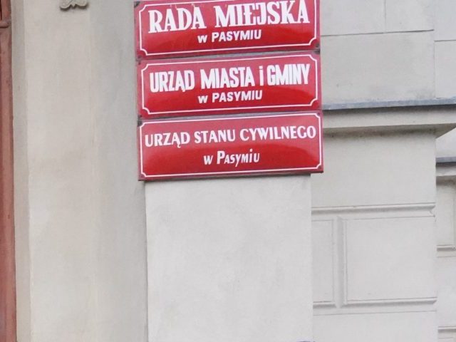 Pasym – obrażona gmina, ściga komentujących