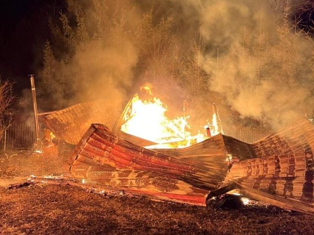 Domek i samochód strawił ogień (zdjęcia)