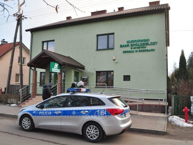 Dzielnicowy Marcin M. z wyrokiem. Z bronią w ręku okradł bank w Rozogach