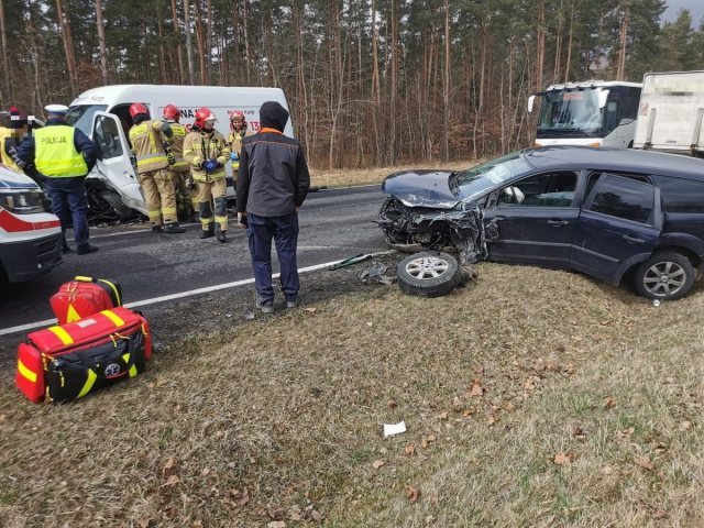 Dwa busy zderzyły się z samochodem osobowym (zdjęcia) [Aktualizacja]