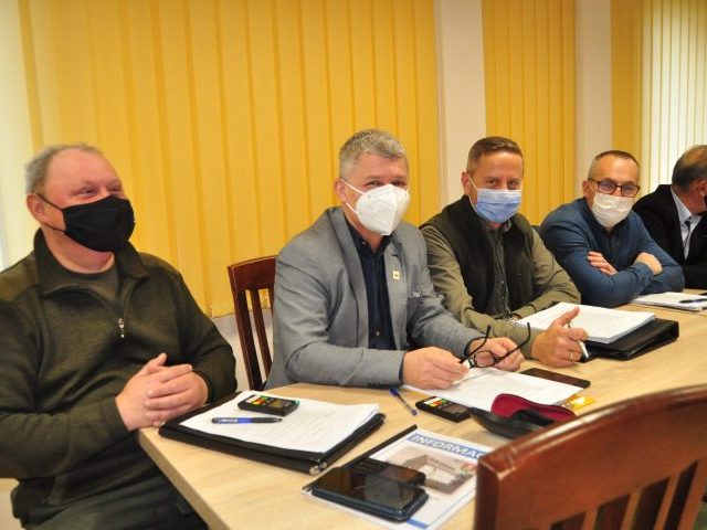 Przybywa uchodźców i... pieniędzy