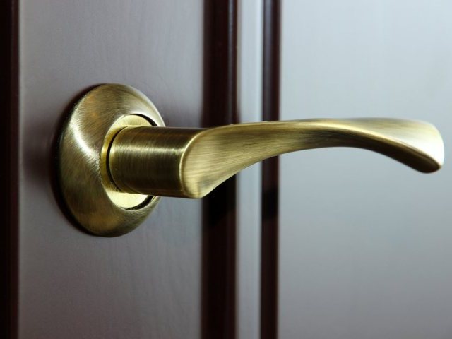 Czarne drzwi wewnętrzne, czyli wnętrze z pazurem