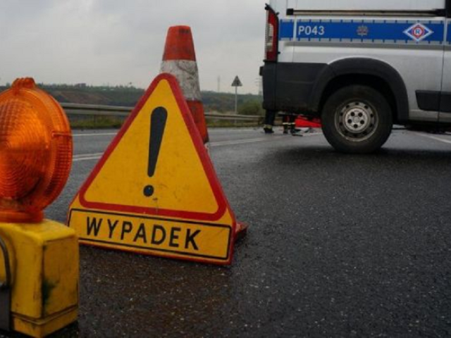 Wciąż niebezpiecznie na drogach, policja apeluje do kierowców o ostrożność