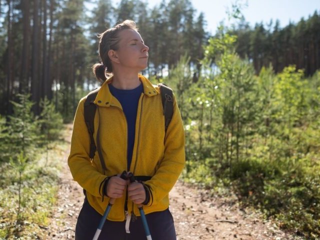 Które kije trekkingowe wybrać na długie spacery?