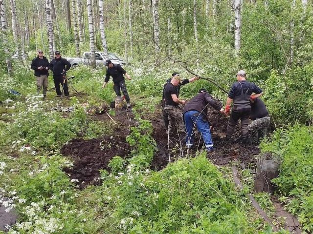 Samolot spadł pod Wielbarkiem, odnalazła go ekipa Stowarzyszania Śladami Historii (wideo)