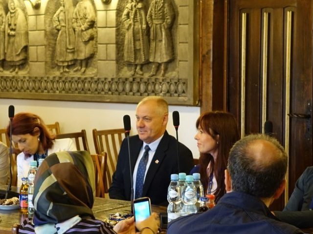 BURMISTRZ KONTRA RADA MIEJSKA – felieton Leszka Mierzejewskiego