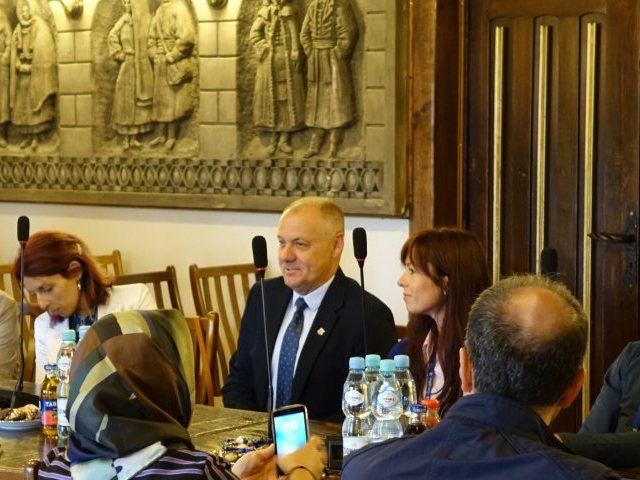 BURMISTRZ KONTRA RADA MIEJSKA – felieton Leszka Mierzejewskiego