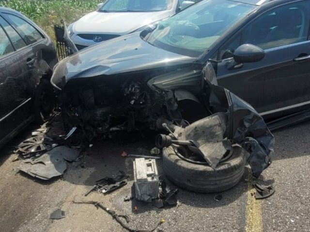 Groźny wypadek pod Rozogami, trzy osoby ranne, droga zablokowana (zdjęcia)
