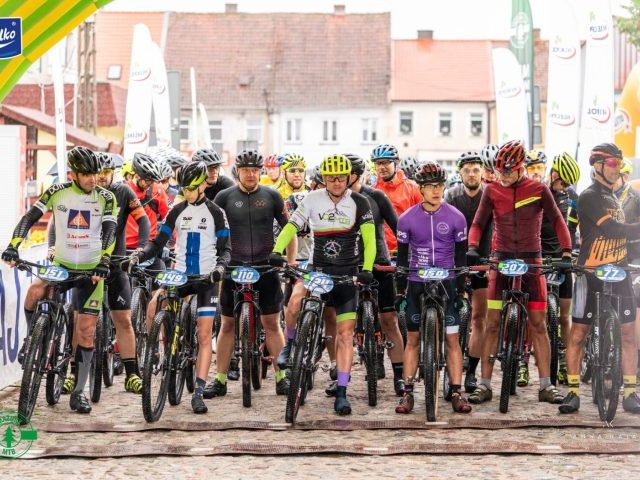 Rowerowe szaleństwo w Pasymiu, laur pomarańczowego ślimaka trafił do Igora Kubackiego (zdjęcia)