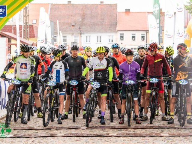 Rowerowe szaleństwo w Pasymiu, laur pomarańczowego ślimaka trafił do Igora Kubackiego (zdjęcia)
