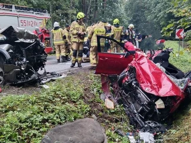 Czołówka osobówek na trasie Spychowo - Rozogi. Zablokowana DK 59