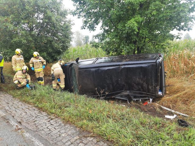 Bus w rowie, ranne dwie osoby, policja apeluje o ostrożność na drogach