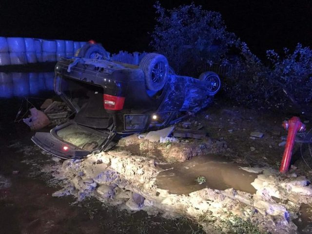 Audi z pijanym 26-latkiem roztrzaskało się o płot i hydrant (zdjęcia)