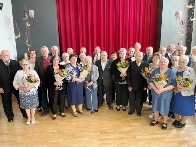 Serca i twarze „pięćdziesięciolatków” pełne miłości