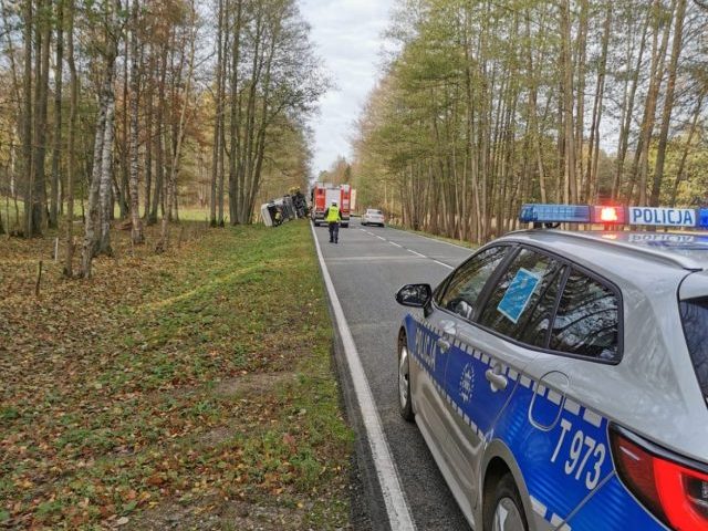 Ciężarówka w rowie, utrudniania na tak zwanych krzyżówkach w okolicy Świętajna