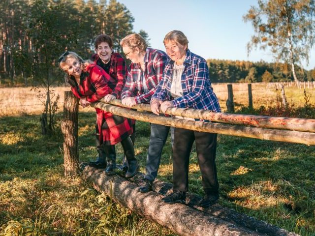 Młodzi seniorzy na fotografiach, wyjątkowa akcja GOK w Rozogach