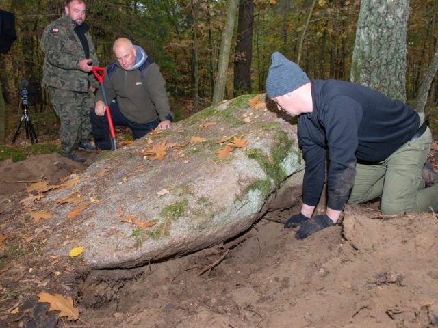 Stowarzyszenie Śladami Historii przyjrzało się tajemniczemu głazowi (zdjęcia)