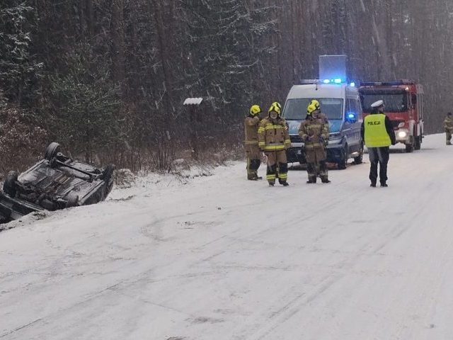 „Bliskie spotkanie” z sarną i dachowanie na „śnieżnej drodze”