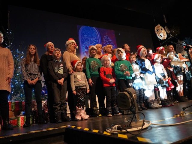 Wielkie kolędowanie Rodzin Zastępczych w domu kultury (materiał wideo)