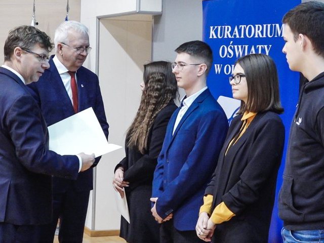 Patrycja, Kinga, Augustyn, Julia, Filip, Oliwia i Martyna ze stypendiami premiera