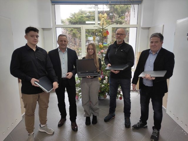 Radny Piotrowski, jak święty Mikołaj. Podarował szkole laptopy