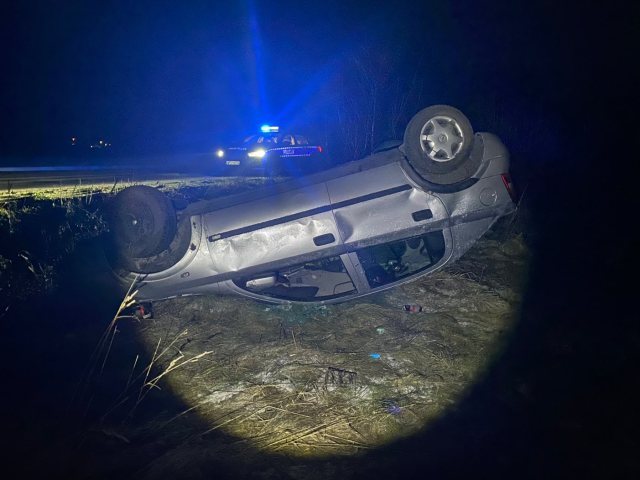 Dachowanie, pijany kierowca... policjanci podsumowali weekend na drogach naszego powiatu (zdjęcia)