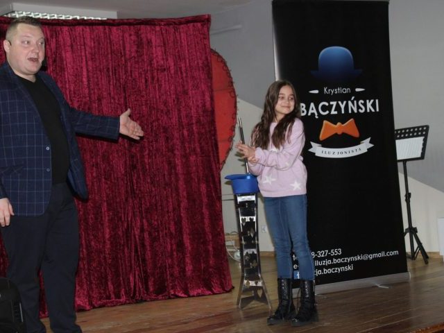 Iluzjonista czarował w Rozogach (zdjęcia)
