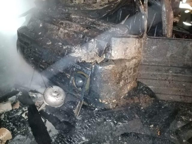 Garaż w ogniu, dwie ranne osoby (zdjęcia)