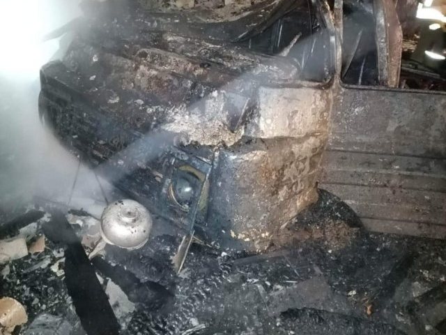 Garaż w ogniu, dwie ranne osoby (zdjęcia)