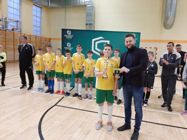 Puchary Banku Spółdzielczego w Szczytnie powędrowały do najlepszych piłkarzy (zdjęcia)