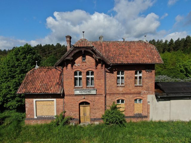 Jest szansa na odmienienie losu dworca kolejowego w Ochódnie (sprawdź szczegóły, wesprzyj pomysł)