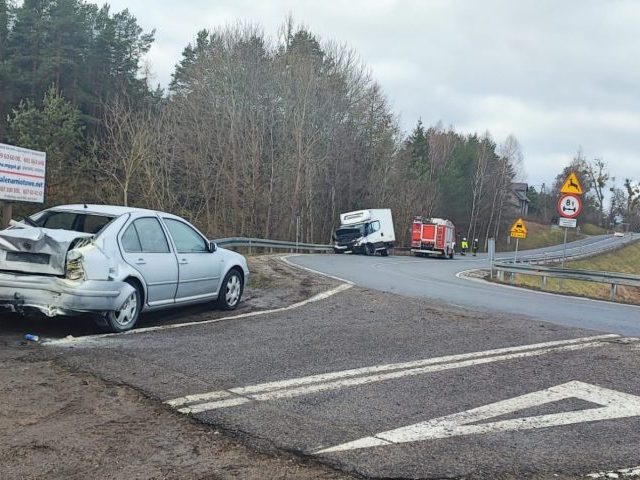 Wypadek na ulicy Olsztyńskiej w Pasymiu: Auto dostawcze uderzyło w tył Volkswagena, ranny 27-latek trafił do szpitala (zdjęcia)