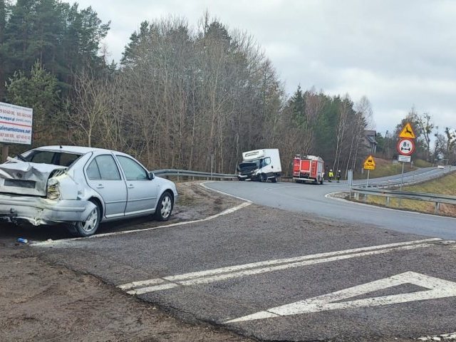 Wypadek na ulicy Olsztyńskiej w Pasymiu: Auto dostawcze uderzyło w tył Volkswagena, ranny 27-latek trafił do szpitala (zdjęcia)