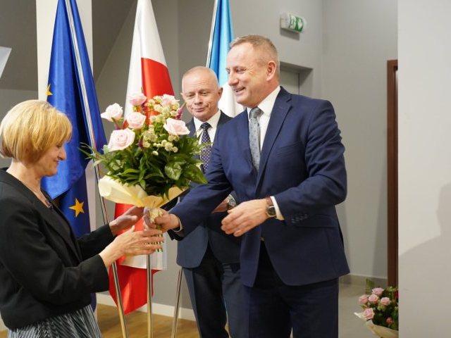 Emerytalne pożegnanie dyrektor MOK w Pasymiu: kwiaty, tort, szampan i rockowy minikoncert z zaskakującą niespodzianką (zdjęcia)